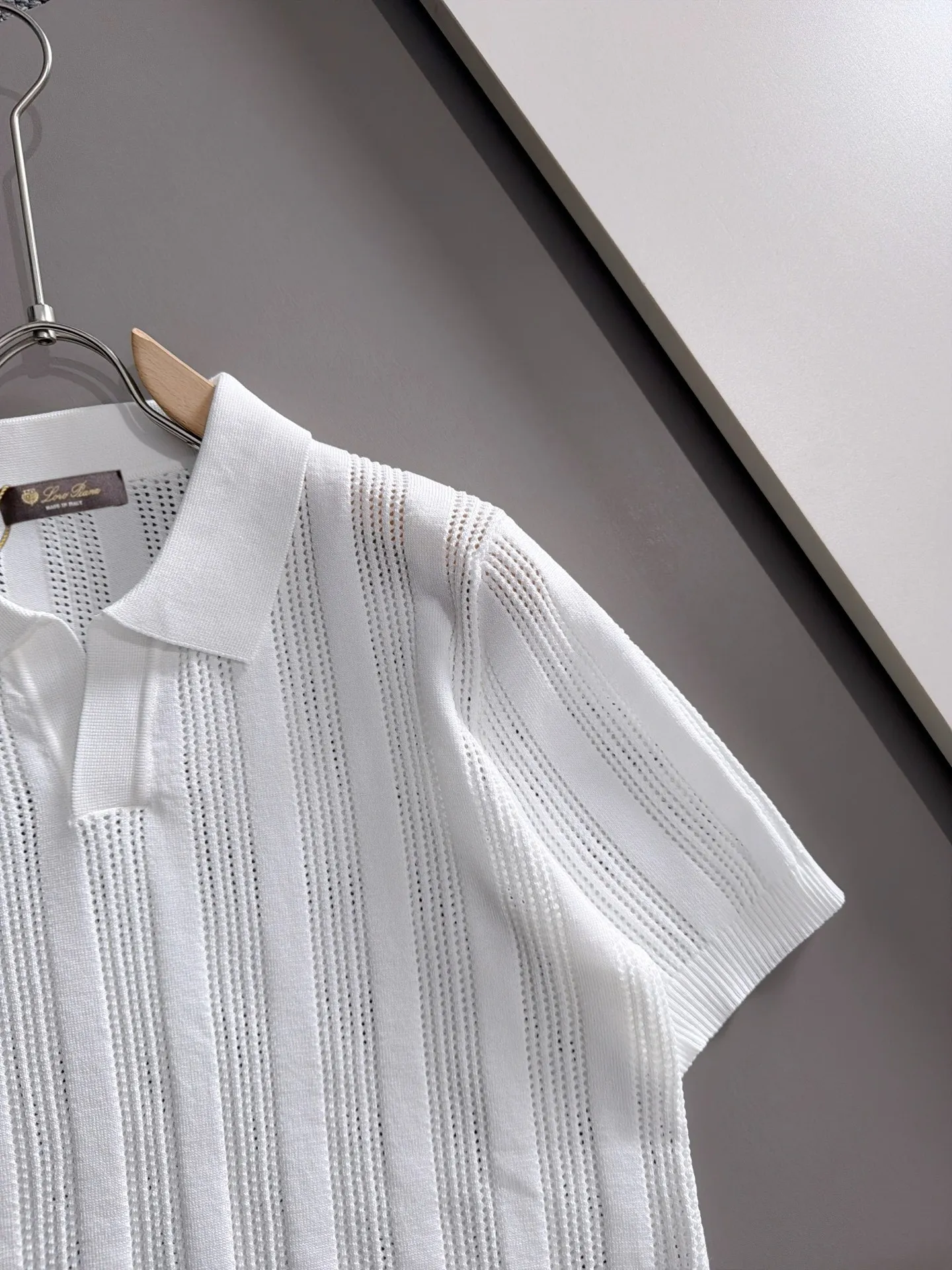 LP high quality Loro Piana 26ss New Arrival men's short-sleeved T-shirt. Made of combed cotton yarn knitted cotton fabric, no pressure when entering and exiting the counter. Exclusive control of raw materials. It feels substantial when weighed, and the upper body is more textured than ordinary T-shirts. This texture can handle the weather easily and is suitable for both hot and cold! Loose fit design, looks noble. The only correct version is available Size: M to 3XL